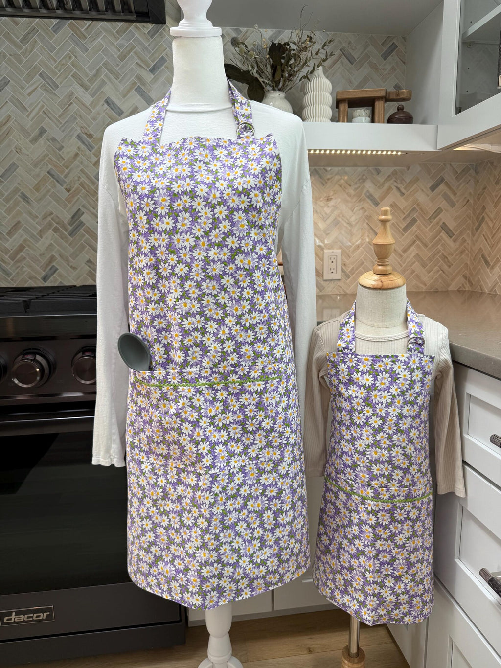Mommy and Me Apron Set - 100% Cotton - Daisies (purple)