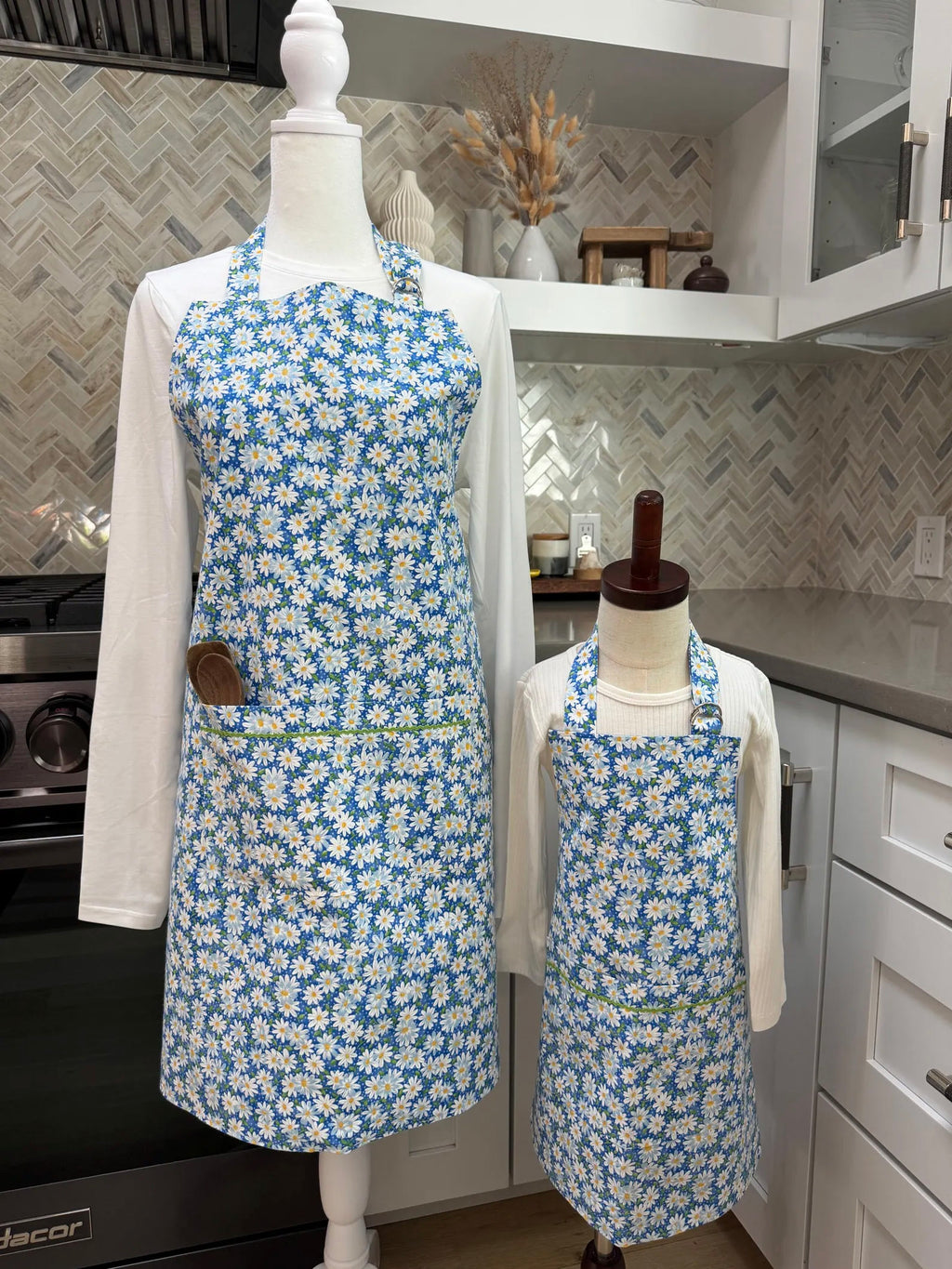 Mommy and Me Apron Set - 100% Cotton - Daisies (Blue)