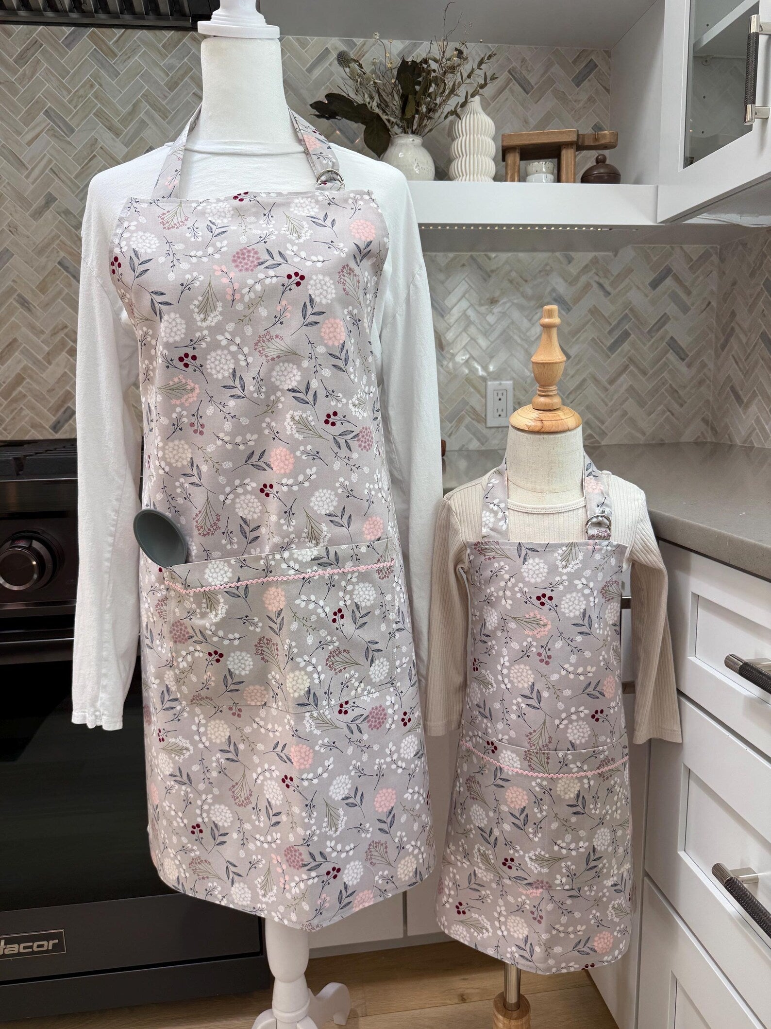Mommy and Me Apron Set - 100% Cotton - Floral Fantasy