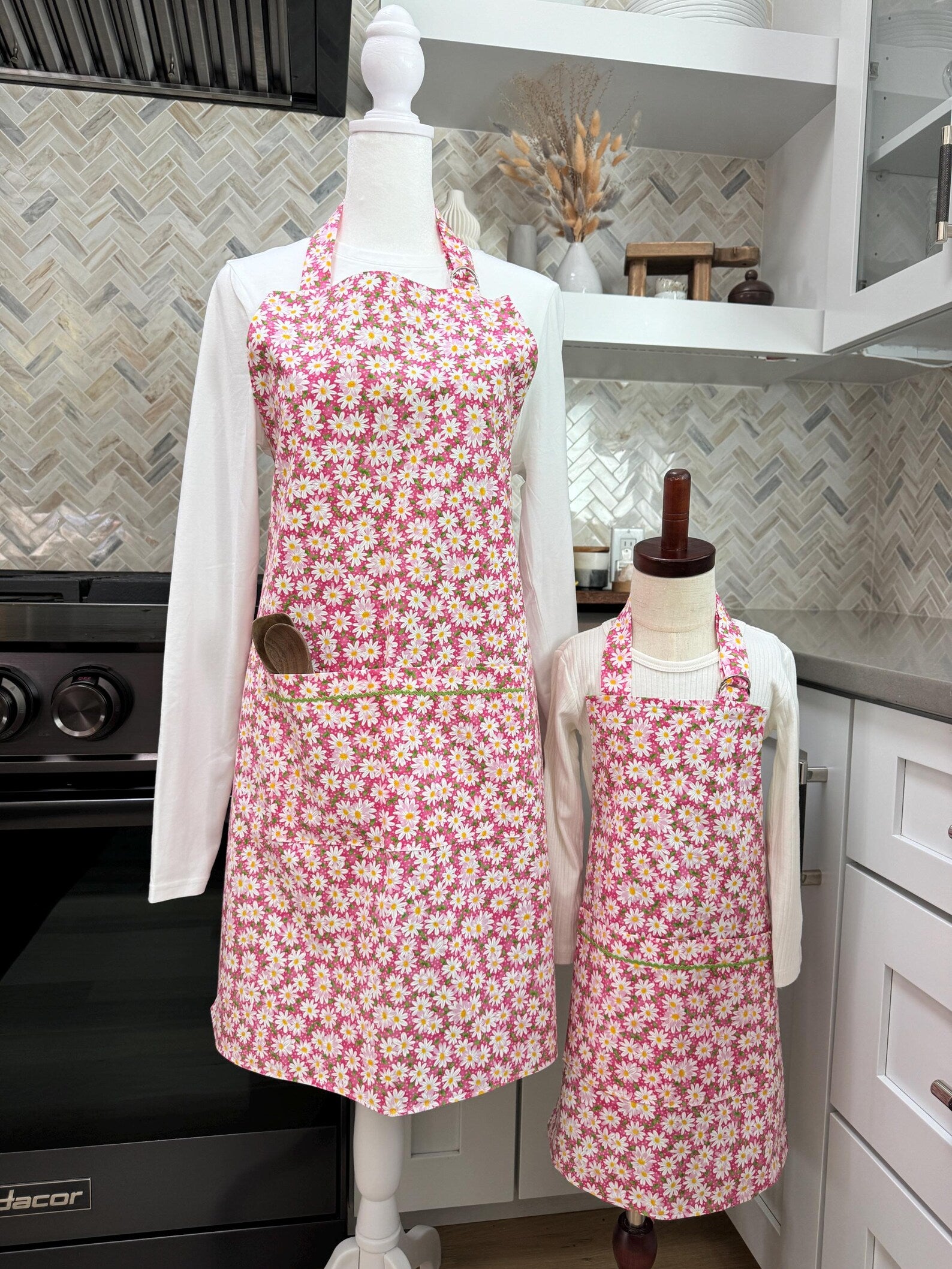 Mommy and Me Apron Set - 100% Cotton - Daisies (Pink)