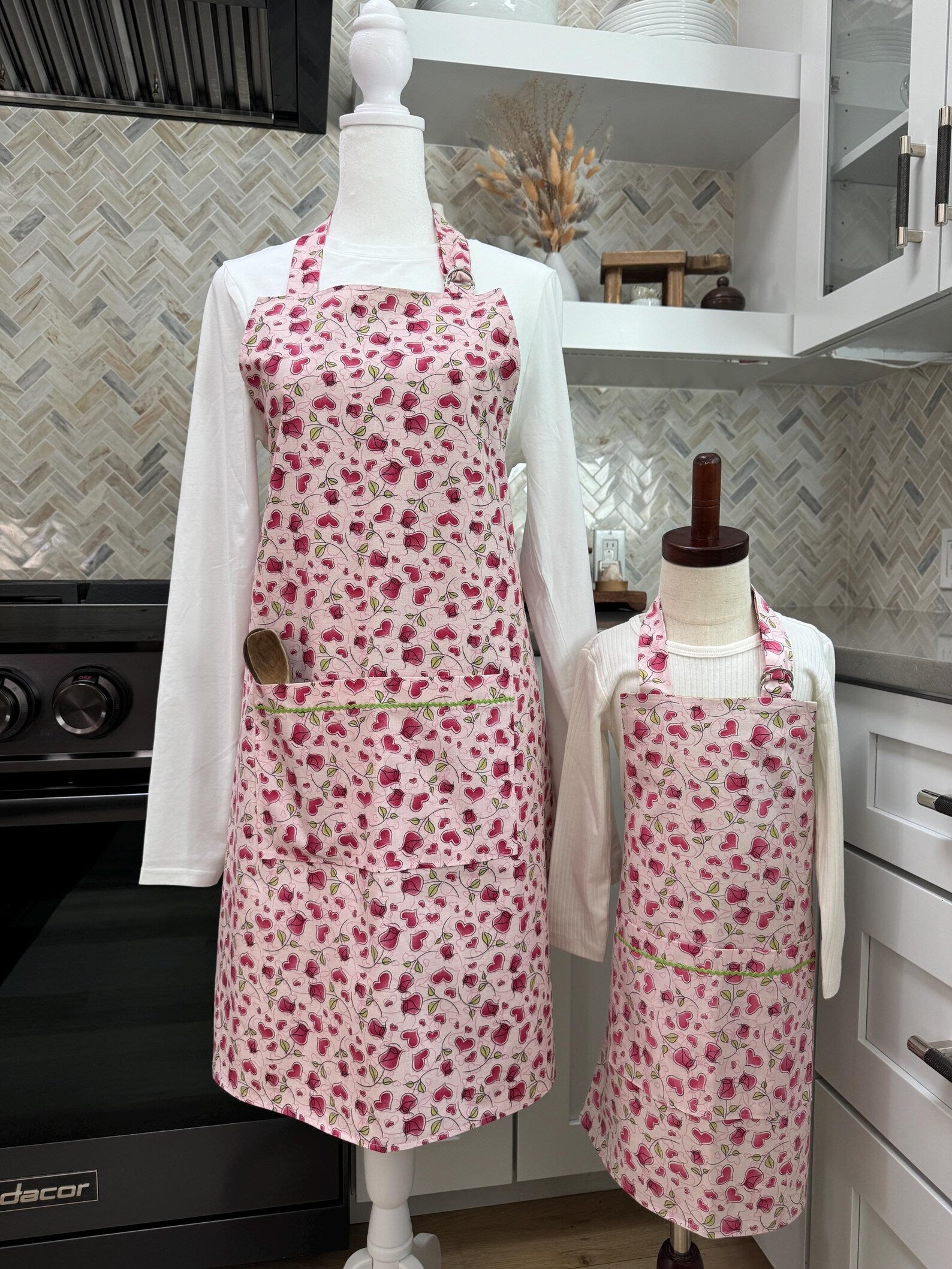Mommy and Me Apron Set - 100% Cotton - Hearts & Roses